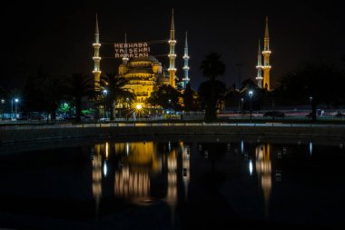 Mahya, Ramazan ayındaki Mavi Cami Minareleri arasında yer alıyor. Yeni Cami 'nin minareleri arasında 