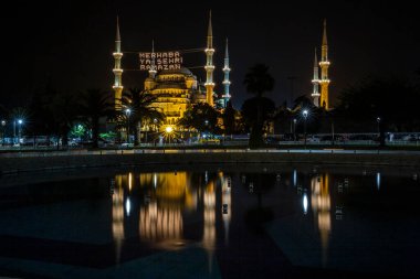 Mahya, Ramazan ayındaki Mavi Cami Minareleri arasında yer alıyor. Yeni Cami 'nin minareleri arasında 