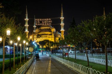 Mahya, Ramazan ayındaki Mavi Cami Minareleri arasında yer alıyor. Yeni Cami 'nin minareleri arasında 