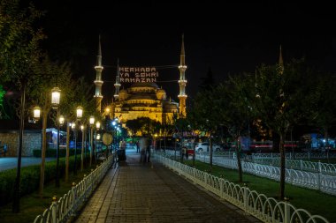 Mahya, Ramazan ayındaki Mavi Cami Minareleri arasında yer alıyor. Yeni Cami 'nin minareleri arasında 