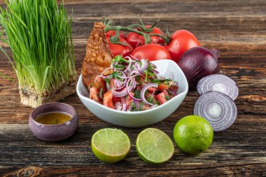 Tahta masadaki seramik tabakta mevsimlik sebze salatası.. 