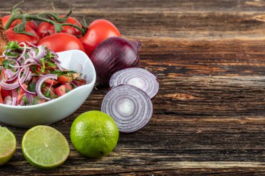 Tahta masadaki seramik tabakta mevsimlik sebze salatası.. 