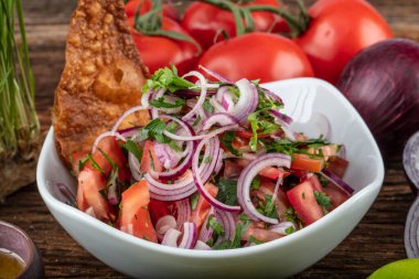 Tahta masadaki seramik tabakta mevsimlik sebze salatası.. 