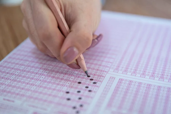 Dibujo Lápiz Seleccionado Elección Hojas Respuesta Rellenar Mano Examen Papel — Foto de Stock