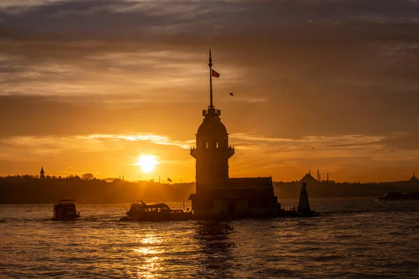 Maiden Tower Kiz Kulesi Naplementekor Isztambuli Törökország — Stock Fotó