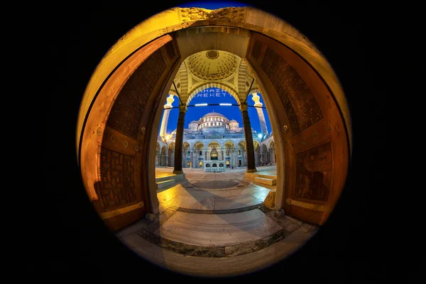 İstanbul, Türkiye-8 Temmuz 2013; Ramazan Ramazan Ramazan Camii Mahya (Ramazan Berekettir) Süleyman Camii 'nin minareleri arasında yazıldı ve asıldı. Mahya özellikle ramazan ayında ışıkla yazacak..