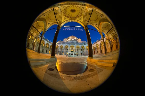 İstanbul, Türkiye-8 Temmuz 2013; Ramazan Ramazan Ramazan Camii Mahya (Ramazan Berekettir) Süleyman Camii 'nin minareleri arasında yazıldı ve asıldı. Mahya özellikle ramazan ayında ışıkla yazacak..