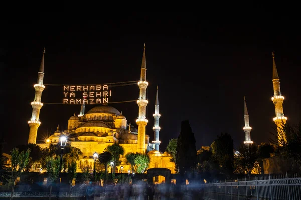 Mahya, Ramazan ayındaki Mavi Cami Minareleri arasında yer alıyor. Yeni Cami 'nin minareleri arasında 