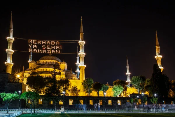 Mahya, Ramazan ayındaki Mavi Cami Minareleri arasında yer alıyor. Yeni Cami 'nin minareleri arasında 