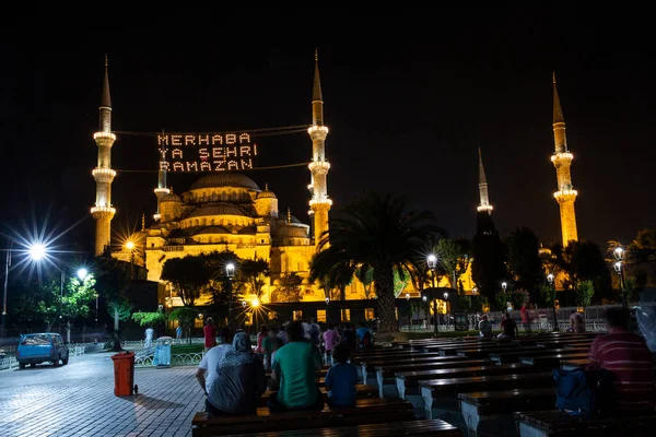 斋月期间 在蓝色清真寺Minarets中的Mahya 在新清真寺的尖塔中 Ramadan City 写信给中央区 斋月期间的伊斯坦布尔观点 — 图库照片