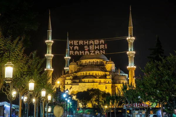 Mahya, Ramazan ayındaki Mavi Cami Minareleri arasında yer alıyor. Yeni Cami 'nin minareleri arasında 