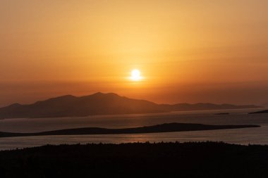Türkiye 'nin Ayvalik Balikesir kentindeki turistik mekandan Seytan Sofrasi' nin (Şeytanın Ayak İzi) manzarası.