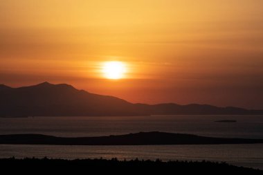 Güzel Aagean sahillerinde gün batımı. Günbatımında ünlü turistik yer (Seytan Sofrasi), Ayvalik, Türkiye.