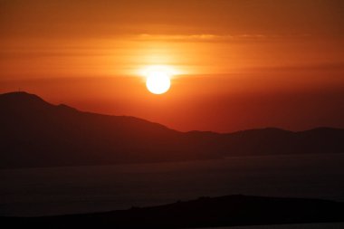 Güzel Aagean sahillerinde gün batımı. Günbatımında ünlü turistik yer (Seytan Sofrasi), Balikesir, Ayvalik, Türkiye.