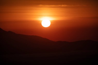 Güzel Aagean sahillerinde gün batımı. Günbatımında ünlü turistik yer (Seytan Sofrasi), Balikesir, Ayvalik, Türkiye.