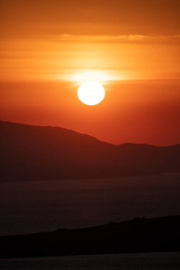 Güzel Aagean sahillerinde gün batımı. Günbatımında ünlü turistik yer (Seytan Sofrasi), Balikesir, Ayvalik, Türkiye.