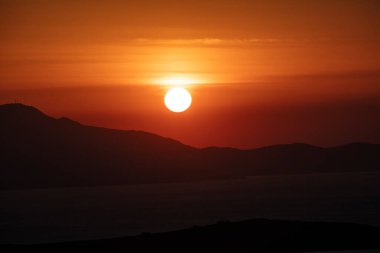 Güzel Aagean sahillerinde gün batımı. Günbatımında ünlü turistik yer (Seytan Sofrasi), Balikesir, Ayvalik, Türkiye.