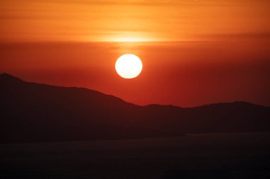 Güzel Aagean sahillerinde gün batımı. Günbatımında ünlü turistik yer (Seytan Sofrasi), Ayvalik, Türkiye.