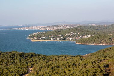 Türkiye 'nin Ayvalik Balikesir kentindeki turistik mekandan Seytan Sofrasi' nin (Şeytanın Ayak İzi) manzarası. 