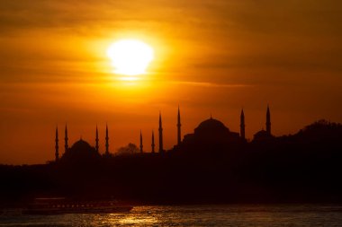 İstanbul silueti. Mavi Cami ve Ayasofya, gün batımında.. 