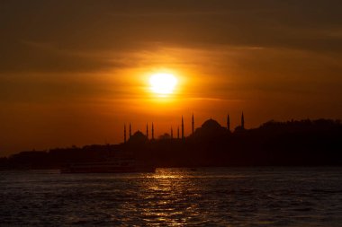 İstanbul silueti. Mavi Cami ve Ayasofya, gün batımında.. 