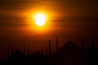 İstanbul silueti. Mavi Cami ve Ayasofya, gün batımında.. 
