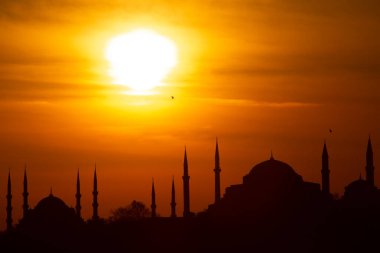 İstanbul silueti. Mavi Cami ve Ayasofya, gün batımında.. 
