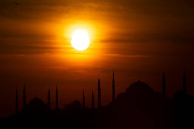 İstanbul silueti. Mavi Cami ve Ayasofya, gün batımında.. 