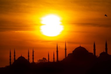 İstanbul silueti. Mavi Cami ve Ayasofya, gün batımında.. 