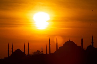 İstanbul silueti. Mavi Cami ve Ayasofya, gün batımında.. 