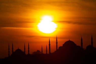 İstanbul 'un silueti güneşin altında gün batımını görüyor. İstanbul Türkiye 'nin en büyük kentidir.