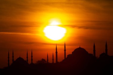 İstanbul 'un silueti güneşin altında gün batımını görüyor. İstanbul Türkiye 'nin en büyük kentidir.