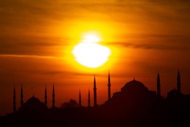İstanbul 'un silueti güneşin altında gün batımını görüyor. İstanbul Türkiye 'nin en büyük kentidir.
