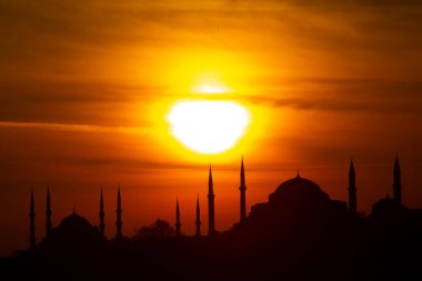 İstanbul 'un silueti güneşin altında gün batımını görüyor. İstanbul Türkiye 'nin en büyük kentidir.