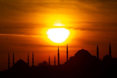 İstanbul 'un silueti güneşin altında gün batımını görüyor. İstanbul Türkiye 'nin en büyük kentidir.