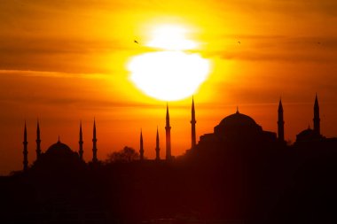İstanbul 'un silueti güneşin altında gün batımını görüyor. İstanbul Türkiye 'nin en büyük kentidir.