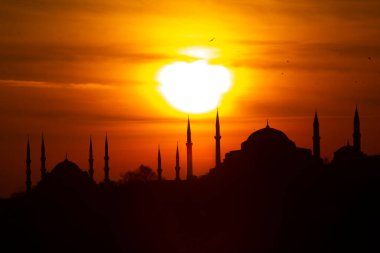 İstanbul 'un silueti güneşin altında gün batımını görüyor. İstanbul Türkiye 'nin en büyük kentidir.