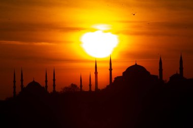 İstanbul 'un silueti güneşin altında gün batımını görüyor. İstanbul Türkiye 'nin en büyük kentidir.