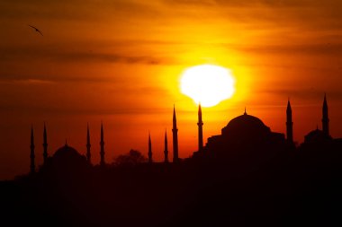İstanbul 'un silueti güneşin altında gün batımını görüyor. İstanbul Türkiye 'nin en büyük kentidir.