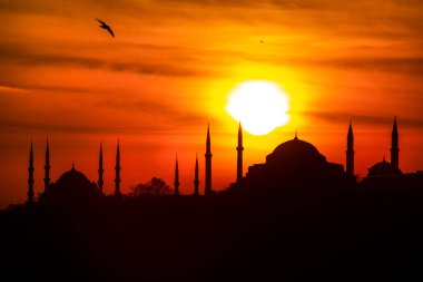 İstanbul 'un silueti güneşin altında gün batımını görüyor. İstanbul Türkiye 'nin en büyük kentidir.