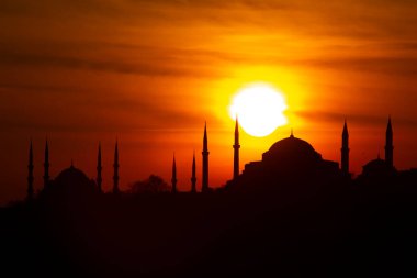 İstanbul 'un silueti güneşin altında gün batımını görüyor. İstanbul Türkiye 'nin en büyük kentidir.