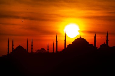 İstanbul 'un silueti güneşin altında gün batımını görüyor. İstanbul Türkiye 'nin en büyük kentidir.