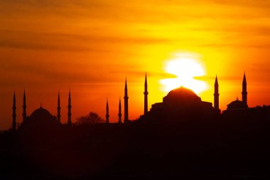 İstanbul 'un silueti güneşin altında gün batımını görüyor. İstanbul Türkiye 'nin en büyük kentidir.