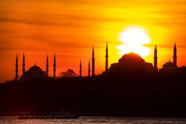 İstanbul 'un silueti güneşin altında gün batımını görüyor. İstanbul Türkiye 'nin en büyük kentidir.