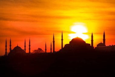 İstanbul 'un silueti güneşin altında gün batımını görüyor. İstanbul Türkiye 'nin en büyük kentidir.