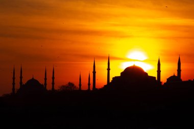 Mavi Cami ve Ayasofya üzerinde gün batımı. İstanbul 'da güneş batarken gökyüzü ve boğaz suları tutuştu 