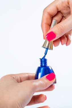 Manikür ve oje şişeli eller.. 