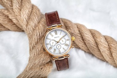 Lüks moda erkek saatleri, beyaz arka planda izole edilmiş.. 