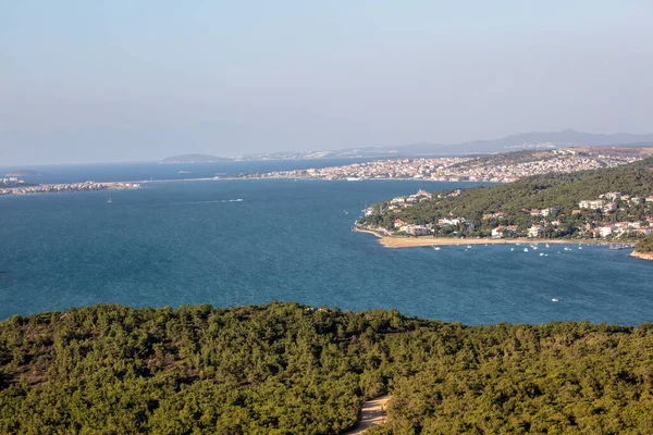 Türkiye 'nin Ayvalik Balikesir kentindeki turistik mekandan Seytan Sofrasi' nin (Şeytanın Ayak İzi) manzarası. 