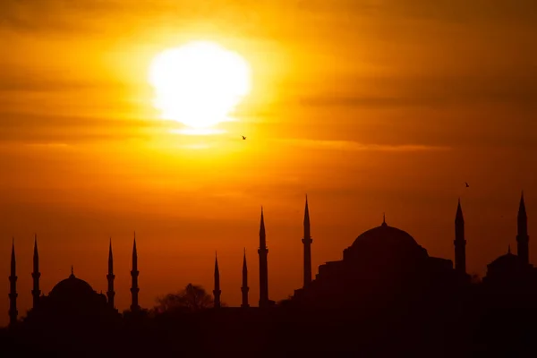 伊斯坦布尔的轮廓 日落时的蓝色清真寺和Hagia Sophia — 图库照片